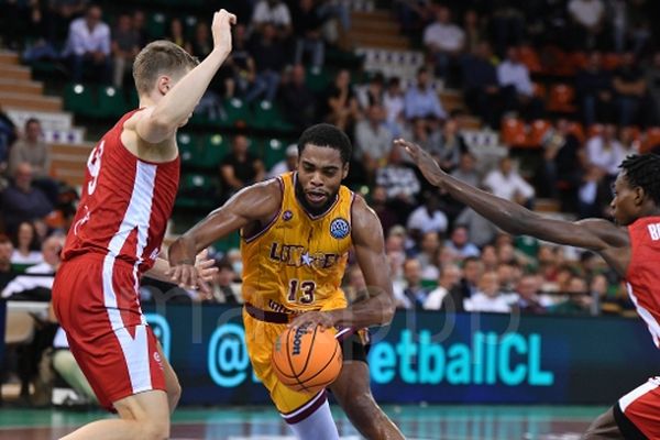 Malgré une pression défensive intense du Limoges CSP, les catalans ont réussi à faire plier les limougeauds dans les toutes dernières minutes de jeu.