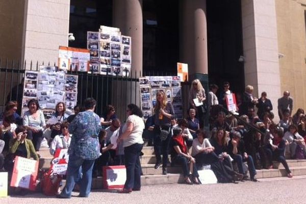 Les greffiers de la cour d'appel de Nîmes assis sur les marches du palais