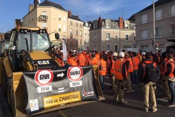 À Angers, les artisans ont emmené 140 engins de chantier en centre-ville pour protester contre la fin programmée du gazole non routier, moins taxé.