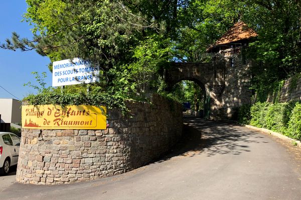 L'entrée du pensionnat catholique intégriste Sainte-Croix de Riaumont, à Liévin, photographié en 2018.