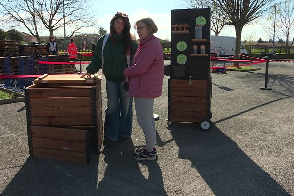 Des composteurs individuels sont distribués aux habitants de la métropole de Lyon volontaires qui disposent d'un jardin.