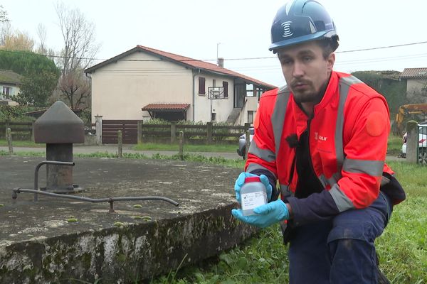 PFAS : tous les puits de forages de la communauté de communes du Pilat Rhodanien sont contaminés. Aussi, Alexandre Bouché
technicien de maintenance, de la Saur (chargée de la distribution de l'eau) est-il chargé tous les mois de réaliser des prélèvements d'eau souterraine dans chaque puit de captage. L'objectif : quantifier la pollution aux PFAS