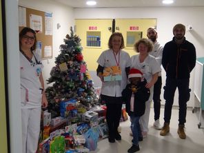 L'association collecte des jouets neufs pour les offrir aux enfants malade lors des fêtes de Noël.