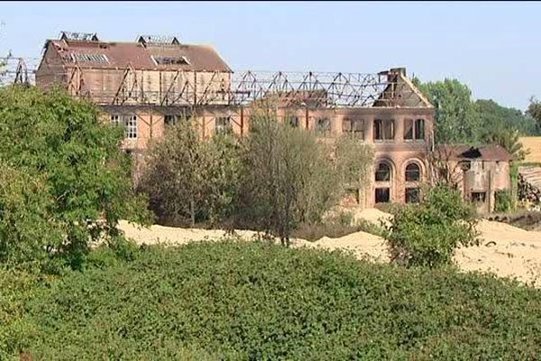 1000 tonnes de sable ont été déversées sur les stocks de pneus devant le bâtiment. 