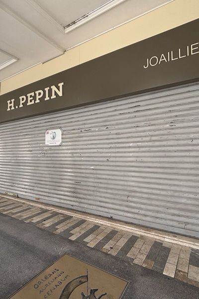 Le rideau de fer est baissé depuis plusieurs mois pour la bijouterie Pépin située rue Royale à Orléans.