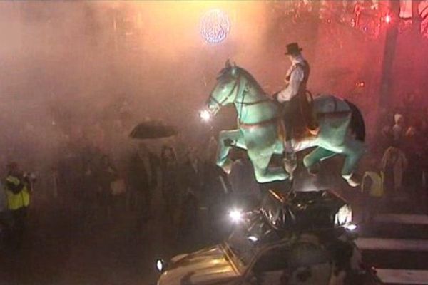 la parade de Deauville est assurée cette année par la compagnie Transe Express