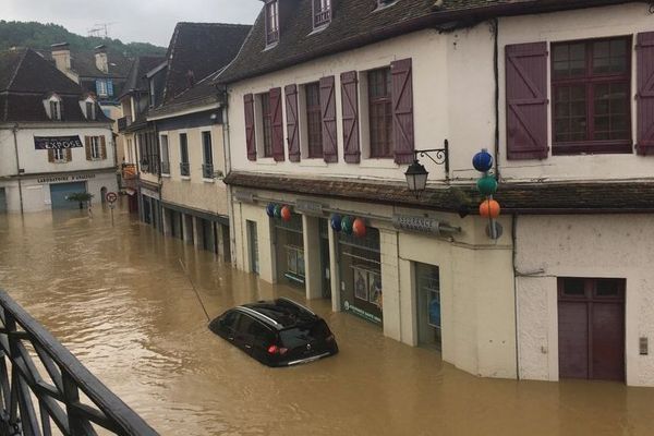 Certaines rues de Salies de Béarn sont totalement inondées mercredi 13 juin au matin. 