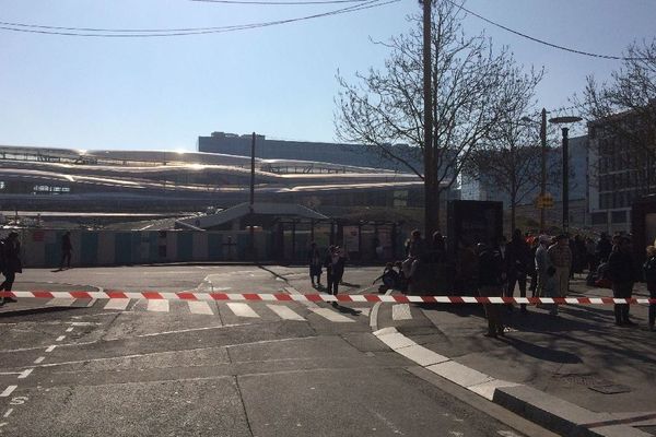 Un périmètre de sécurité a été mis en place autour de la gare