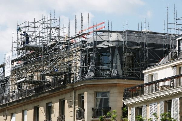 Le toit d'un immeuble parisien en travaux.