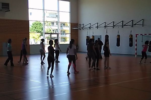 Les cours se déroulent dans le gymnase de la gendarmerie de Sathonay Camp