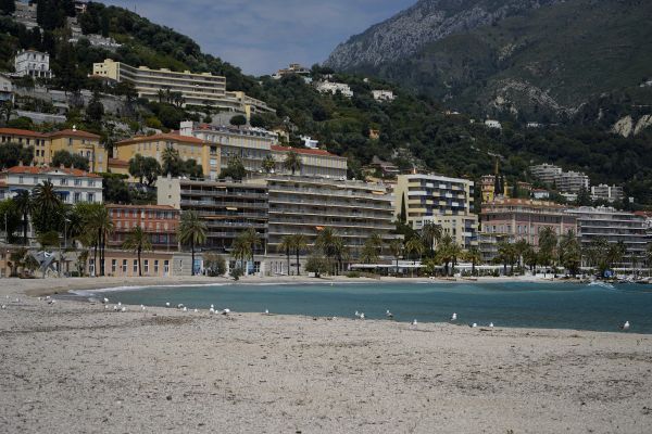 Menton, (Alpes-Maritimes), plage des Sablettes.