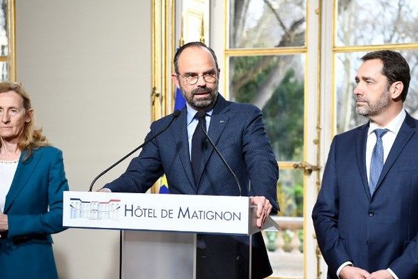 Edouard Philippe entouré de Christophe Castaner et Nicole Belloubet annonce un plan de fermeté après le saccage des Chamsp-Elysées, le 18 mars 2019.