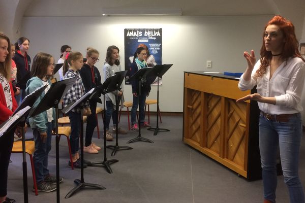 La classe à horaires aménagés musique du collège Saint Alyre de Clermont-Ferrand en répétition avec Anaïs Delva