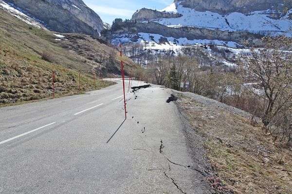 Un effondrement de la chaussée a été constaté, ce jeudi 18 mai, sur une partie de l'ascension du Cormet de Roselend (Savoie).