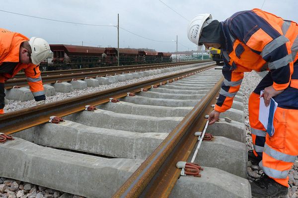 Pose des rails sur le tronçon LGV Tours-Bordeaux