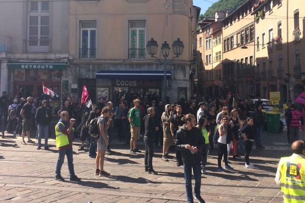 200 personnes environ manifestent de façon spontanée en marge de la manifestation du 1er mai, et tentent de se rapprocher de l'Hôtel de Ville. 