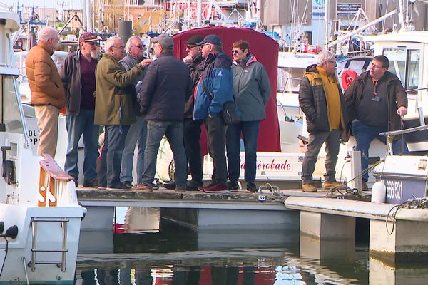 Sur le ponton du Tréport, ls plaisanciers s'organisent pour plaider leur cause.