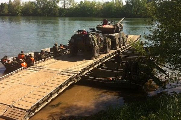 Comment faire traverser les fleuves quand les ponts sont détruits