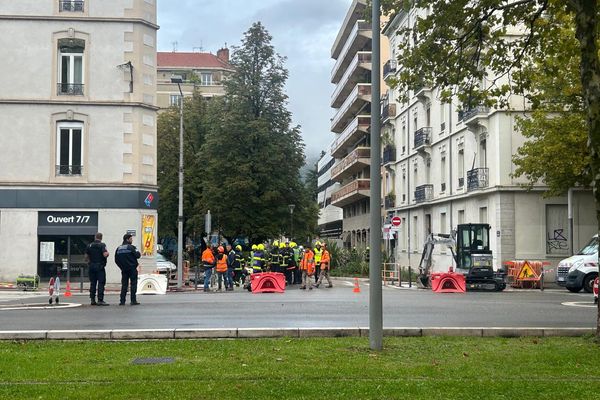 Une fuite de gaz souterraine a été identifiée et localisée à l'angle du boulevard Jean Pain et de la place Paul Vallier à Grenoble.