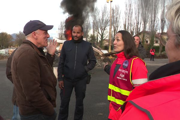 Philippe Poutou s'est rendu sur le site de Vencorex pour apporter son soutien aux grévistes.