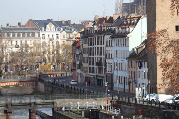 A Strasbourg, ici quai de Turckheim, il faut prendre en compte la dimension patrimoniale des bâtiments lors de la rénovation, en particulier dans l'hyper-centre. 