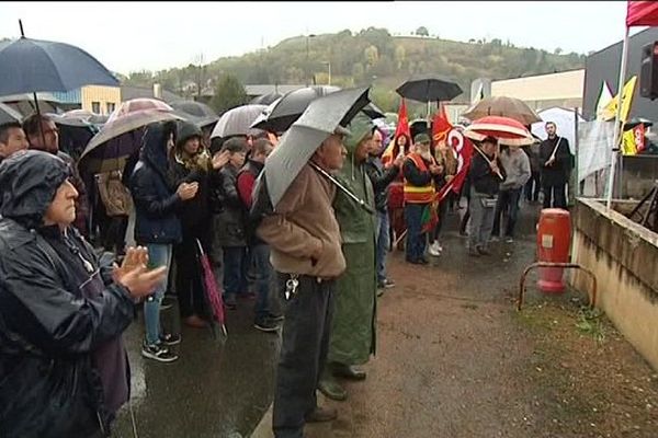 La pluie n'a pas empêché le rassemblement de soutien au poumon économique du secteur. 