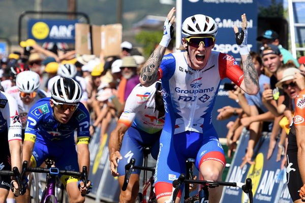 Tour de l'Ain 2022 le mardi 9 août 2022, 1ʳᵉ étape, Val - Revermont : Le Britannique Jake Stewart (Groupama-FDJ) termine premier à l'issue du sprint.