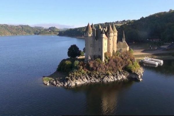 C'est depuis le majestueux château de Val, sur la commune de Lanobre, dans le Cantal, que Jean-Paul Vincent présentera La Voix Est Libre du samedi 4 mai à 11h30. Une émission entièrement consacrée à la Dordogne et à son bassin versant classé par l'UNESCO "Réserve mondiale de biosphère".