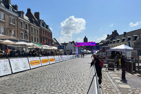 Les routes pavées du centre-ville de Cassel pour les 4 jours de Dunkerque, ce 20 mai 2023.