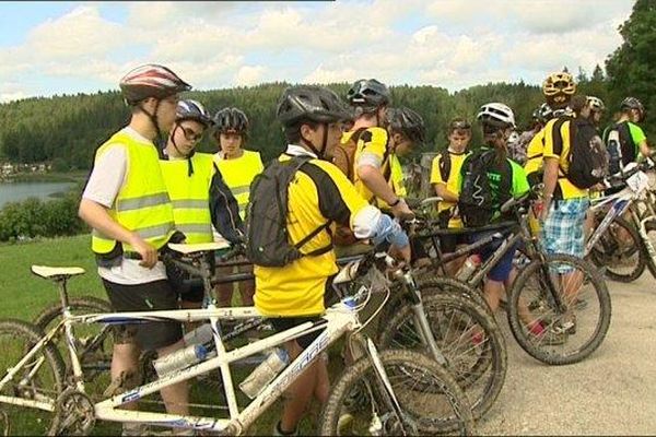 Collégiens valides et malvoyants sur le même tandem 