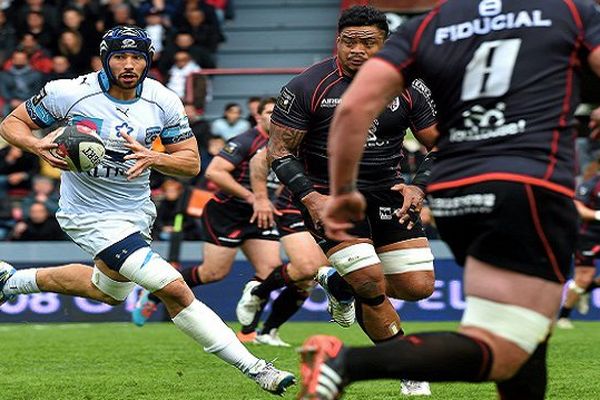 Le troisième ligne de Montpellier Antoine Battut (à gauche) lors du match face à Toulouse - 14 mars 2015