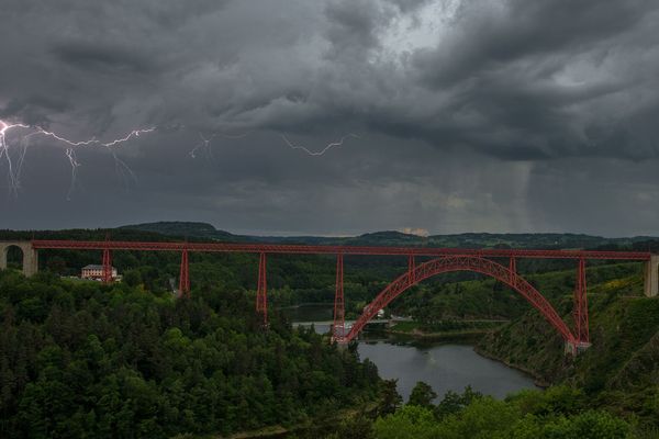 Des orages ont pu être observés du viaduc de Garabit, dans le Cantal, samedi 2 juin en fin d'après-midi