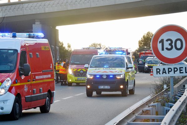 Plusieurs équipes de pompiers ont été dépêchées sur les lieux de l'accident.