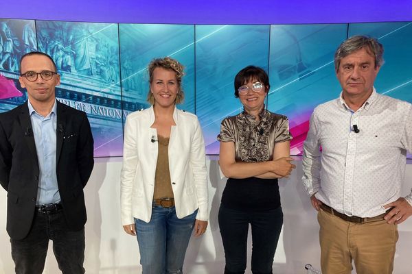 Elisa Martin et Emilie Chalas, candidates aux élections législatives sur la 3e circonscription de l'Isère. Le débat est animé par Jordan Guéant et Gérard Fourgeaud.