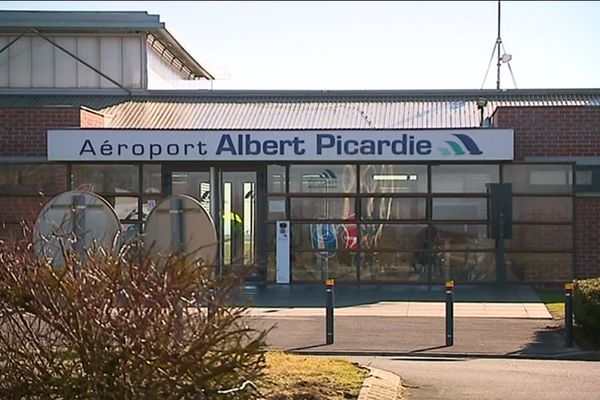 Sur le bâtiment de l'aéroport Albert-Picardie, un nouveau nom sera bientôt affiché.