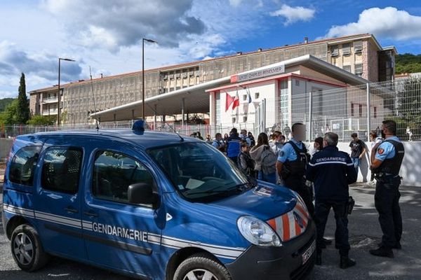 Le lycée avait été entièrement bouclé et les élèves confinés dans leurs classes avec leurs professeurs. Un homme armé aurait pénétré dans le lycée Charles Renouvier à Prades. Mais l'enquête s'oriente vers la piste malveillante.