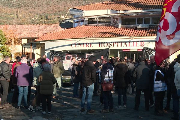 Quelques 300 personnes se sont réunis devant le centre hospitalier de Saint-Affrique pour réclamer plus de lits.