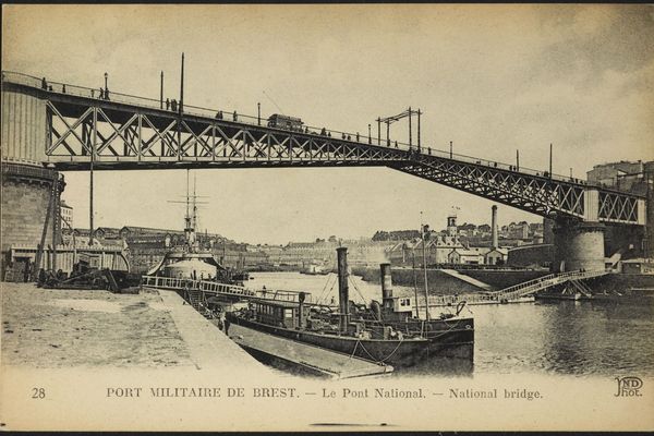 Il y eut de nombreux foyers de la grippe espagnole en Bretagne, notamment à Brest, port de guerre par lequel transitent de nombreux marins et des alliés américains