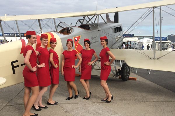 Devant le Bréguet XIV d'une association toulousaine, des hôtesses d'accueil transmettent le charme d'une époque révolue.