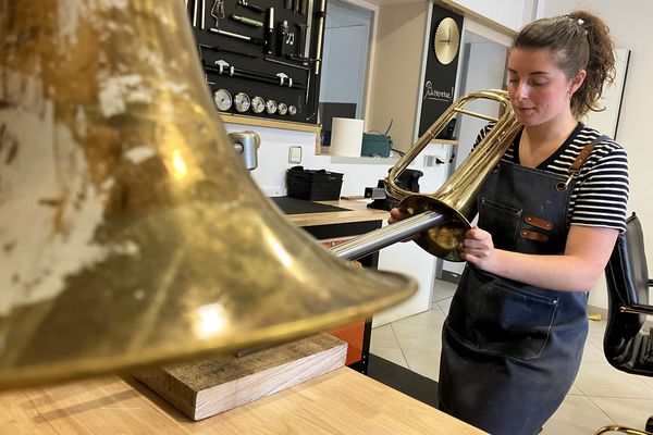 Originaire d'Autremencourt, près de Marle, Chloé Pourrier a été formée au Mans et en région parisienne avant de revenir dans l'Aisne pour s'installer à son compte.