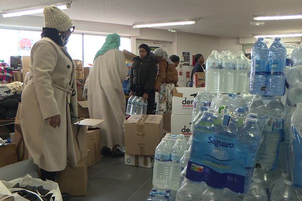 L'association "7 semaines", à Vaulx-en-Velin, collecte des denrées, notamment de l'eau potable, à destination de Mayotte.