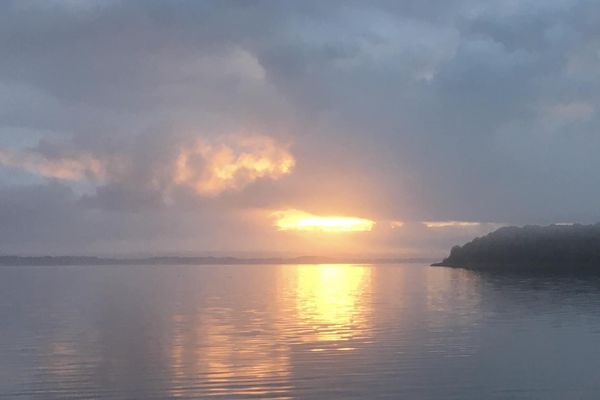 Lundi matin, le ciel sera le plus souvent gris et bas, puis de belles éclaircies gagneront par le sud.