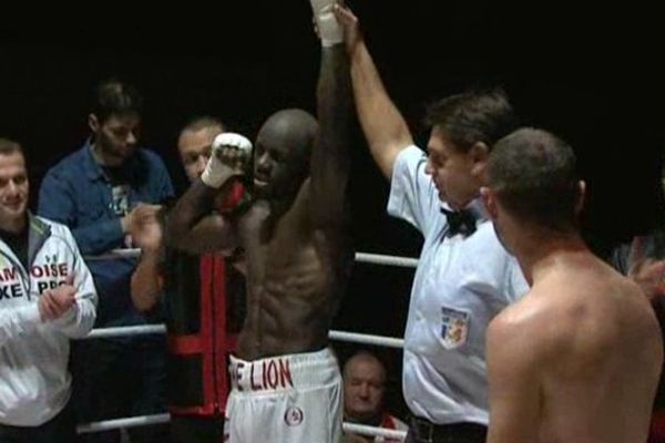 Pont-Sainte-Maxence (60) : victoire d'Yvan Mendy champion de France des poids légers