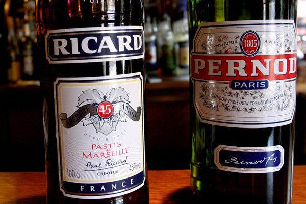 Pernod et Ricard fusionnent leur siège respectif et s'installent à Marseille.