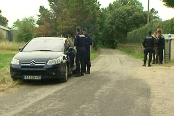 Aramon (Gard) : les gendarmes devant la maison où les 2 victimes ont été tuées par balles - 19 juin 2013.