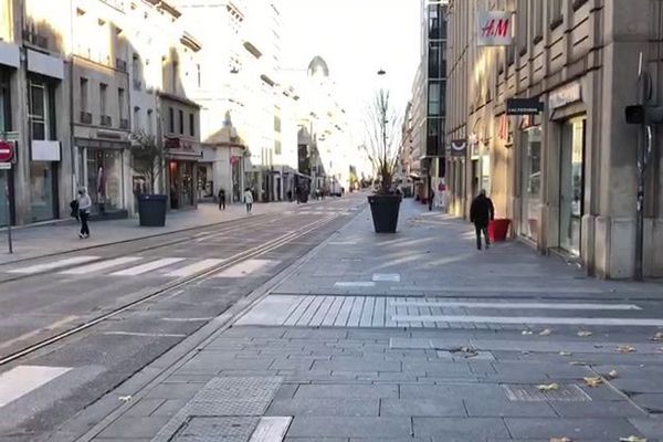 La rue Saint-Jean de Nancy, artère très commerçante du centre ville, quasi déserte lors du second confinement.