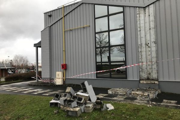 La chute des parpaings a blessé deux personnes.