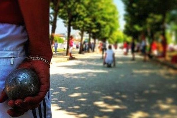 Les meilleurs joueurs internationaux de pétanque s'affrontent pendant deux jours au théâtre romain d'Autun.