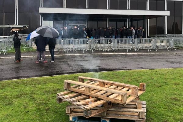 Les salariés de Ford, jeudi 13 décembre, devant l'usine de Blanquefort. 