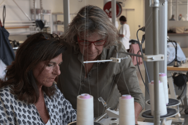 Muriel et Caro, deux "Nouvelles grisettes" à l'oeuvre dans l'atelier partagé.